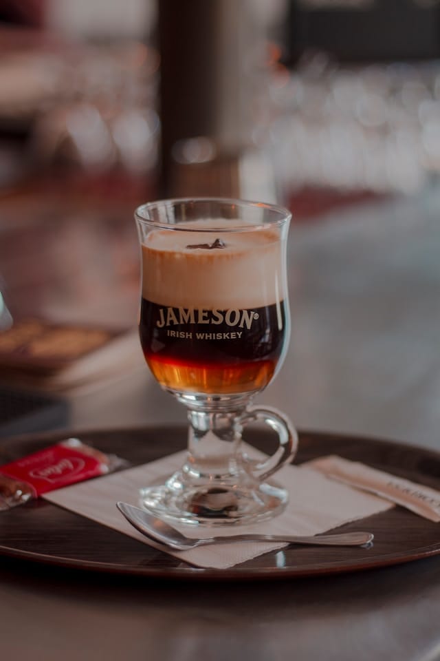 Imagen para el artículo: Irish Coffee: aprende a preparar el Café Irlandés.